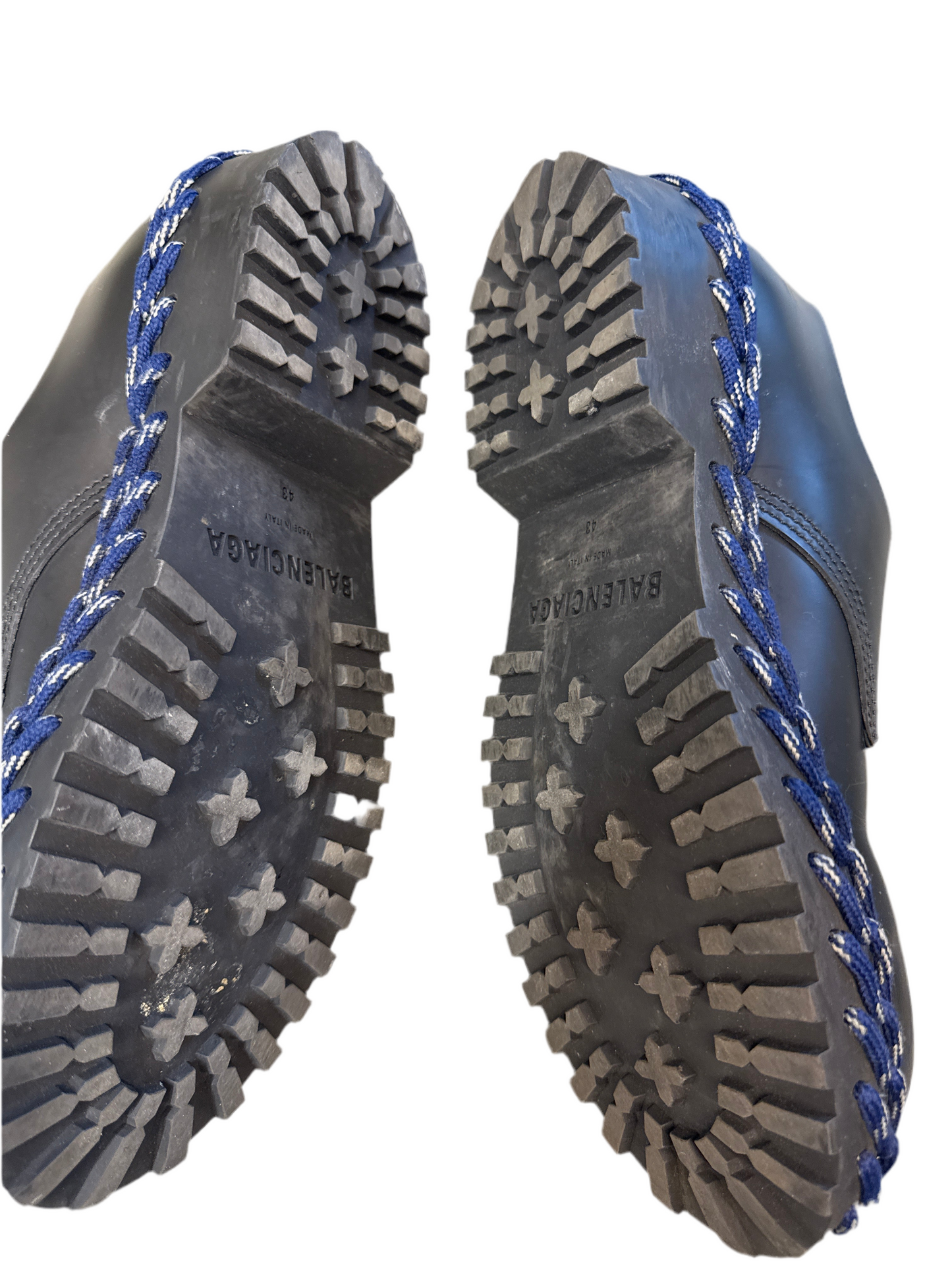 Laced shoes size 43